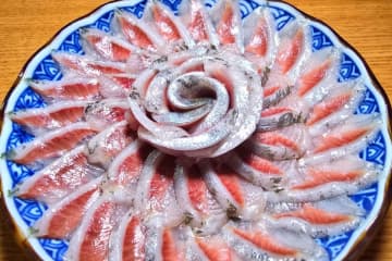 花のように盛り付けられたイワシの刺身に目を疑う　「優勝」「これは食べたい」