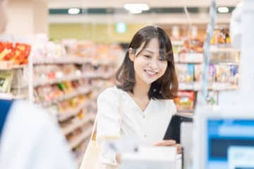 宿泊時にコンビニのお菓子をたくさん買った結果…「帰宅時のあるある」に納得の声が集まる