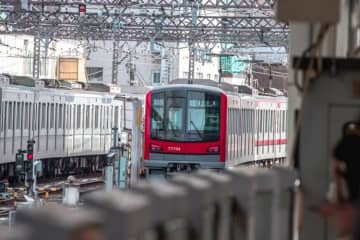 駅のホームで目撃した「電車の行先」に思わず目を疑う　「コラかわからん」「速そう」