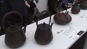 現役の南部鉄器職人の作品集めた展示会　ギャラリートークに多くの人　盛岡市