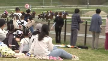 家族連れも訪れ場内にぎわう　レース前に子ども向けイベントも　盛岡開催初日の岩手競馬