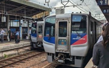 踏切内で軽自動車脱輪　特急など運休　けが人なし【愛媛】