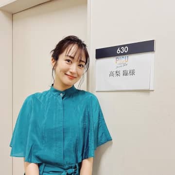 元日本代表・槙野智章の女優妻、｢肩がチラッ｣ワンピで蛇ジュエリー、若見えボブが好評で｢イメージ変わった！｣｢天から女神が降りてきた｣