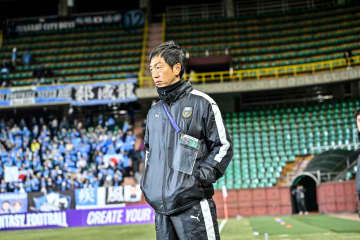 【J1川崎を取材して感じた「育てる力と心」とは(5)】金明豪通訳が抱える選手に「託す想い」とは……試合前の重要なルーティンが注目されるも、「自分から叩くよ、なんて絶対に言えない」