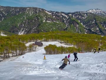 今年はGWまでたっぷり滑れそう！　雪が多すぎて “逆に” 冬はクローズ＆標高が高く地形に恵まれた「新潟のスキー場」レポート！