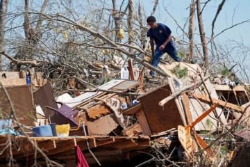 米中部と南部で相次ぐ竜巻　３９人死亡、３０万軒停電　建物にも大きな被害