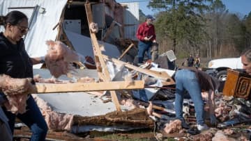 米国を襲った荒天で４２人死亡、各地に竜巻や山火事の爪痕