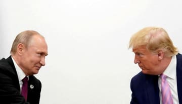 トランプ氏を褒めそやすプーチン氏、ウクライナ戦争ではほとんど譲歩せず