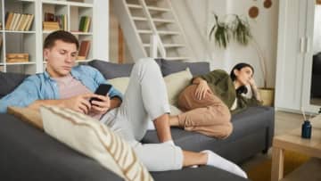 うまくいっている夫婦の多くが実は「サイレント離婚」、兆候は明らか