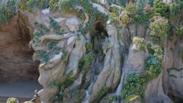 ディズニー「ファンタジースプリングス」入口の“魔法の泉”が公開「アナ雪」「ラプンツェル」「ピーター・パン」の岩や流れる水の様子を確認可能