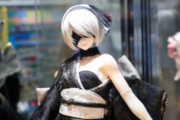 和の伝統的な美しさと融合！「NieR:Automata Ver1.1a 吉徳×F:NEX 2B -日本人形-」【あみあみ展示撮り下ろし】吉徳とF:NEXのコラボシリーズに2Bがラインナップ