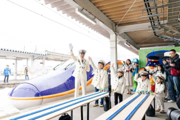 子供駅長が「出発進行！」、山形新幹線E8系「つばさ」とプラレールが同時出発