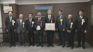 36年にわたり河川の草刈りなど清掃活動…山口市の「鳴滝を守る会」に表彰状