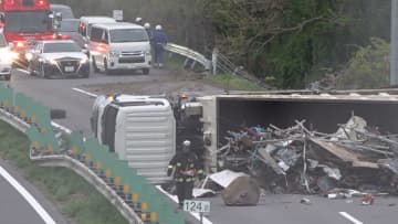「説明ない」不満も 約240台が5時間立ち往生 中央道トラック横転事故 山梨県
