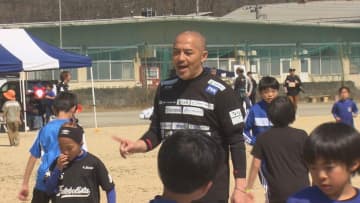 元日本代表選手らが技術披露 小野伸二さん「リフティングに全ての要素が」 小学生たちを魅了 山梨