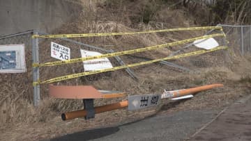 カーブミラーとフェンス倒され…衝突事故で女性死亡 中学生ら3人重傷 山梨・北杜市