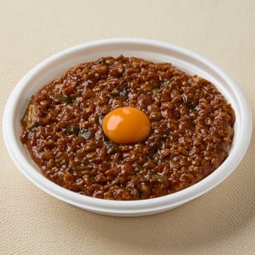 がらスープやにんにく、熟成オイスターソースで味付けした旨辛仕立ての肉そぼろでご飯を覆って税込み598円! ファミリーマートが「旨辛仕立て！スタミナ肉そぼろあんかけ飯」を発売