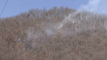 【速報】安曇野市でたき火が住宅に燃え広がり山林に延焼　消防車8台が出動し消火活動中　火事によるけが人の情報なし　安曇野市に乾燥注意報と強風注意報【長野】