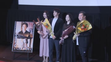 松代町で撮影　映画「陽が落ちる」柿崎ゆうじ監督や主演の竹島由夏さんが舞台あいさつ　「建物に宿っている気が私達をその時代に戻してくれて…」