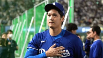 大谷が練習で使ったボールを“優しく”スタンドへ　受け取った少年は笑顔　開幕戦直前の練習で球場も熱気帯びる