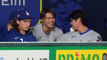 大谷翔平が山本由伸の肩をもみ好投ねぎらう　大谷起点に打線爆発＆山本が5回1失点　ベンチで笑顔で会話