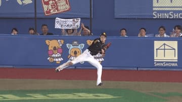 驚きのドンピシャ送球　ソフトバンク・周東佑京が好守備を披露　打球に追いつくと2塁へ進ませないノーバウンド送球