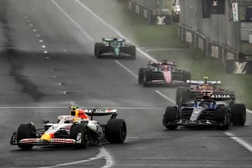 F1 Topic：6番手を争った角田。雨のなか“前を走る方が不利になる”状況でチームのピット戦略は難しいものに