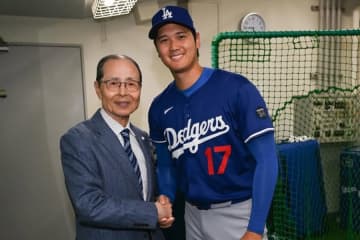 大谷翔平、王貞治会長と笑顔で握手の2ショット　長嶋茂雄氏に続き…SNS更新