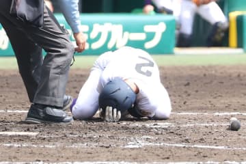 天理・石井が頭部に死球…倒れ込み担架で運ばれ交代　衝撃アクシデントに甲子園騒然