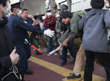 立花孝志氏が襲撃される瞬間を日刊ゲンダイが目撃し激写！ ナタで切りつけられる一部始終