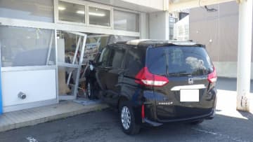 【速報】クリーニング店に60代の女性が運転する車突っ込む　ブレーキとアクセルを踏み間違え　けがなし　北海道・札幌市