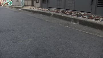 2歳児が車にはねられる　肋骨を折る重傷　奈良・生駒市