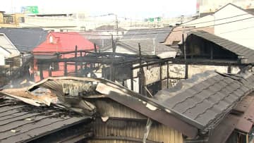 【速報】「建物全体が燃えている」アパート火災で3人所在不明　住民男性3人を搬送　川崎市