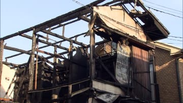 「隣の2階から火が出ている」住宅など6棟焼ける火事　焼け跡から年齢・性別不明の2人の遺体…火元の家の住人か　東京・練馬区