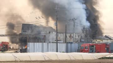 プラスチックなど扱う工場で産業廃棄物燃える火事　消防車など17台が出動し消火活動中　けが人なし　千葉市