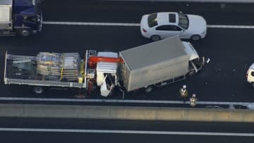 東京外環道でトラック4台と車1台が衝突　5人負傷も命に別条なし