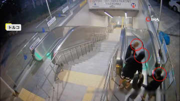 地下鉄エスカレーターにタイヤ投げる若者3人組…スマホで撮影しながら飛び上がってはしゃぎ逃走　“いたずら”では済まず罰金刑　トルコ