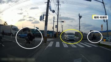 危険な車の信号無視…交差点内には右折待ちのバイク・横断歩道には今にも渡ろうとする自転車が　横断歩道の歩行者お構いなしでUターンする車も「だいぶアウト」