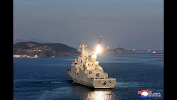 ロシアから軍事的支援受けたか…北朝鮮の最新駆逐艦がミサイル試験射撃　金正恩総書記が娘と視察し「海軍の核武装化の加速」指示