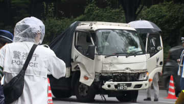 靖国通りでトラックなど3台絡む事故　男女2人ケガ　東京・新宿区