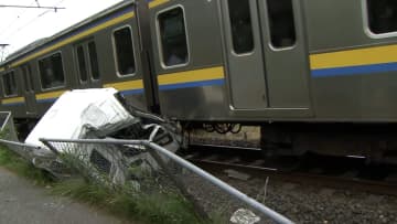 「めっちゃ電車が揺れて…トラックがつぶれていた」JR総武本線踏切で電車とトラックが衝突　男性運転手ドクターヘリで搬送…男女3人重軽傷　千葉・山武市