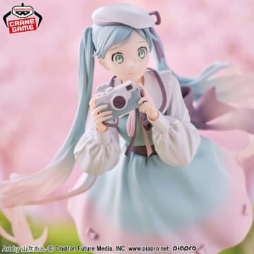 春らしいデザインが可愛い！「初音ミク」新作フィギュアがプライズで登場―カメラを構えた柔らかい雰囲気が素敵