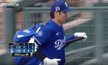 おっと…どうした？ 大谷翔平、中継映像がとらえた“貴重シーン”「ギャップすごい」 笑顔を見せながら“爆速帰宅”「癒される」「ほっこり」