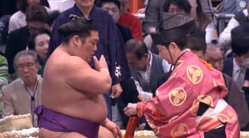 尊富士の目が大変なことに…「色変わってる」「左目どうした？」心配の声相次ぐ