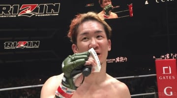 那須川天心、朝倉未来の「復活勝利」に“泣き笑い” カメラが捉えたリングサイドでの面白リアクションに反響