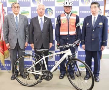 平塚地区警察官友の会 「地道な活動に感謝」 サイクルポリスへ寄贈　平塚市・大磯町・二宮町・中井町