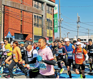 大山登山マラソン 第40回記念 ２３４３人が完走　伊勢原市