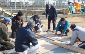 秦野市清水町にも『みんなのベンチ』 地域住民らが参加し、市内５カ所目　秦野市