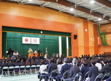 緑ケ丘高校 新体育館で卒業式 ２７５人が門出迎える　横浜市中区・横浜市西区・横浜市南区