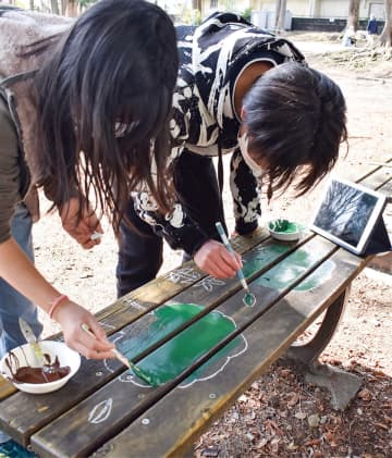 平川町公園ベンチを絵で彩る 二谷小の６年生　横浜市神奈川区